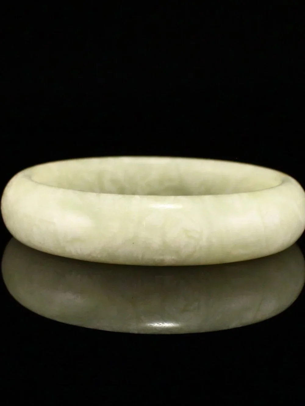 Natural Xiuyan Xiu Jade Bangle Bracelet 55.24g 57.5mm ID Light Green Stone Ring